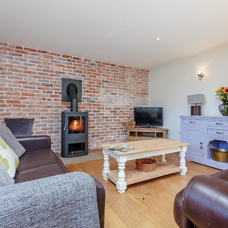 The Barn Villa Coldwaltham Екстериор снимка