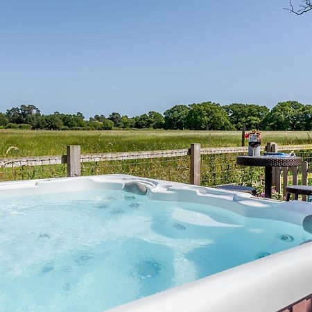 The Barn Villa Coldwaltham Екстериор снимка