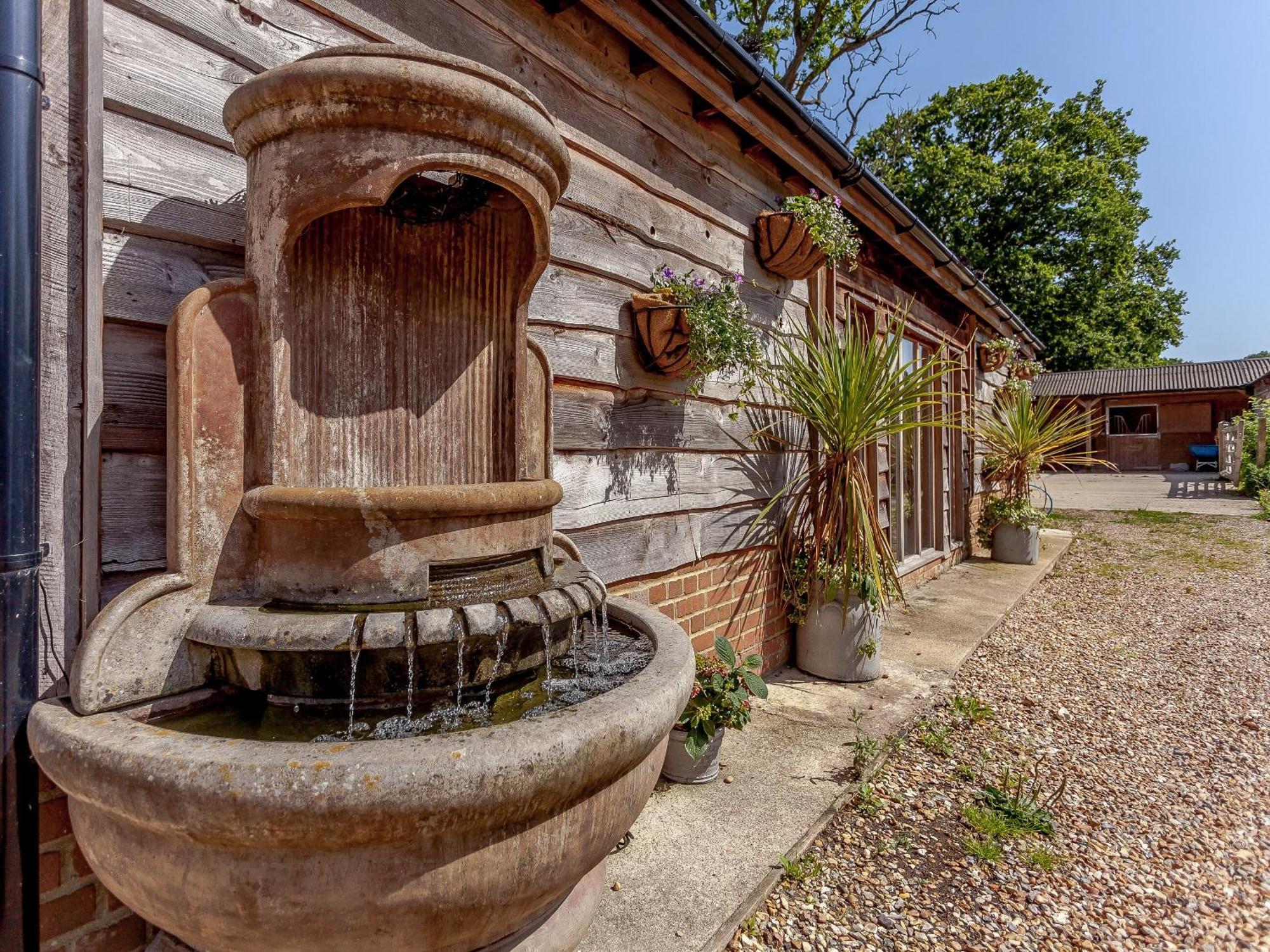 The Barn Villa Coldwaltham Екстериор снимка