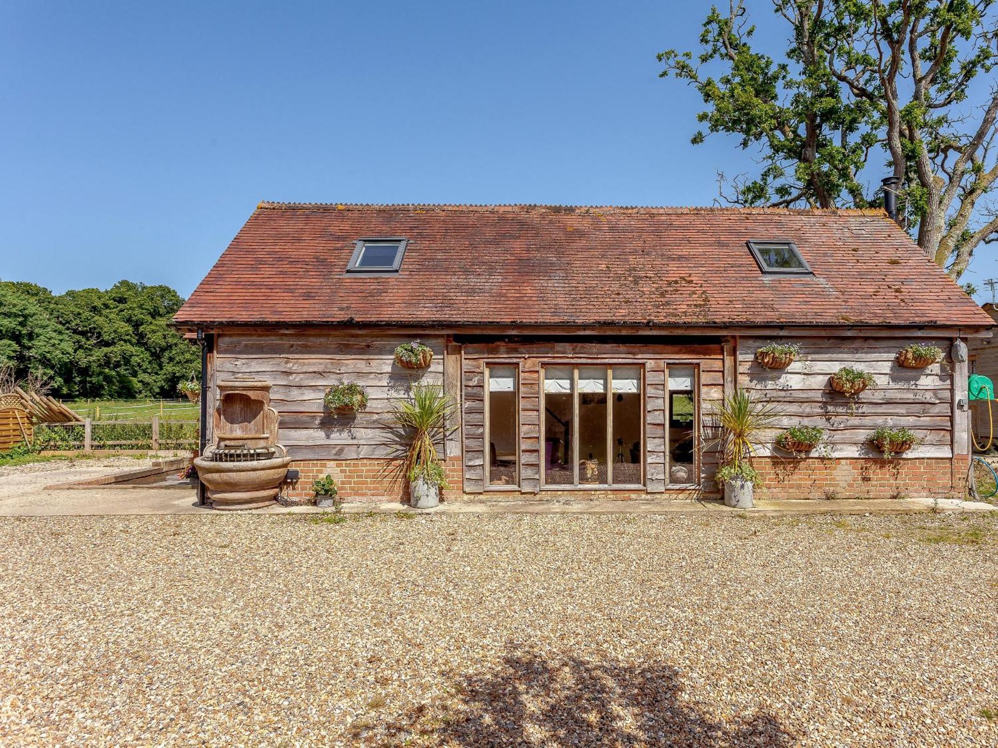 The Barn Villa Coldwaltham Екстериор снимка
